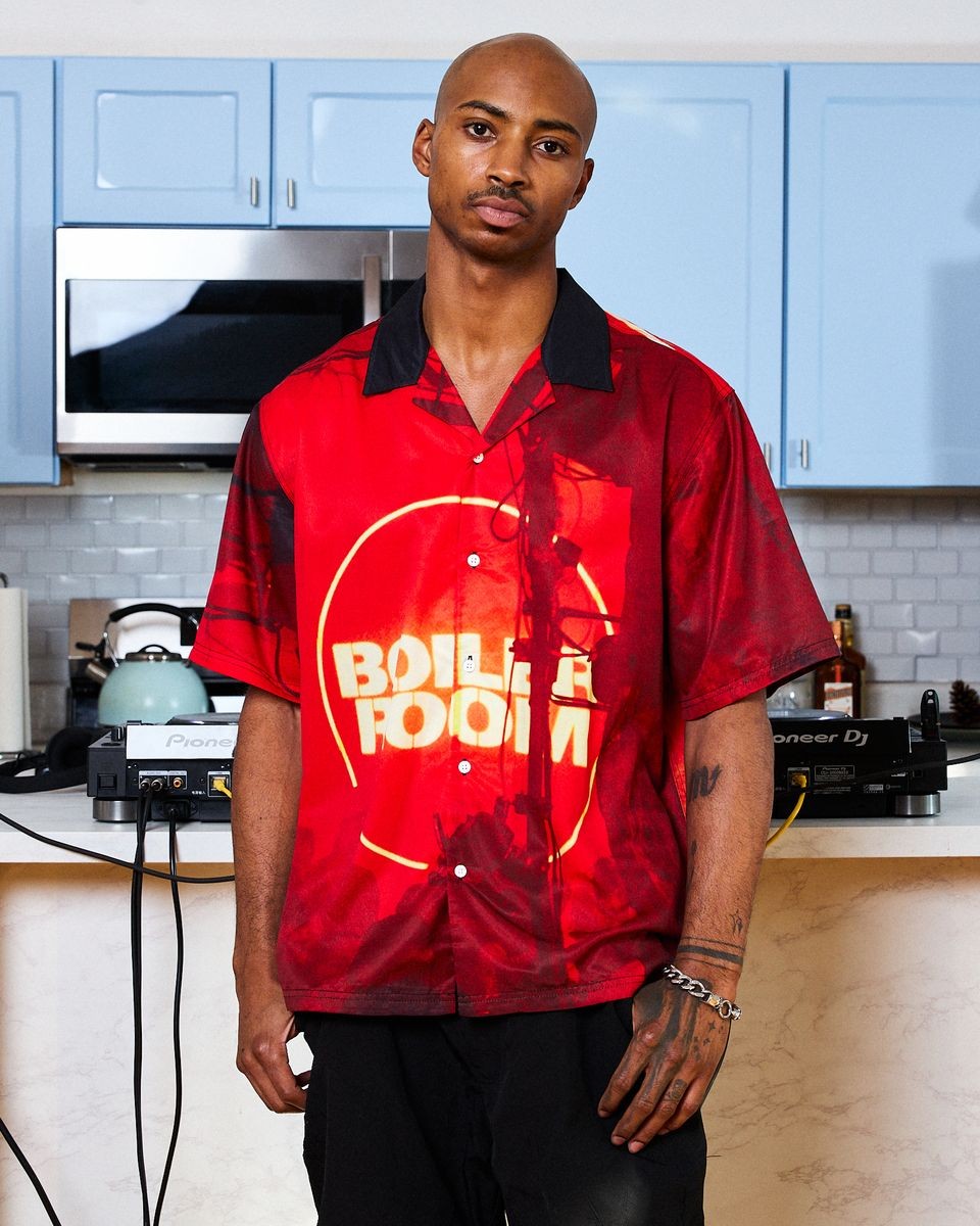 ��PLEASURES/�ץ쥸�㡼����BOILER ROOM��VENUE BUTTON UP Ⱦµ����� / RED