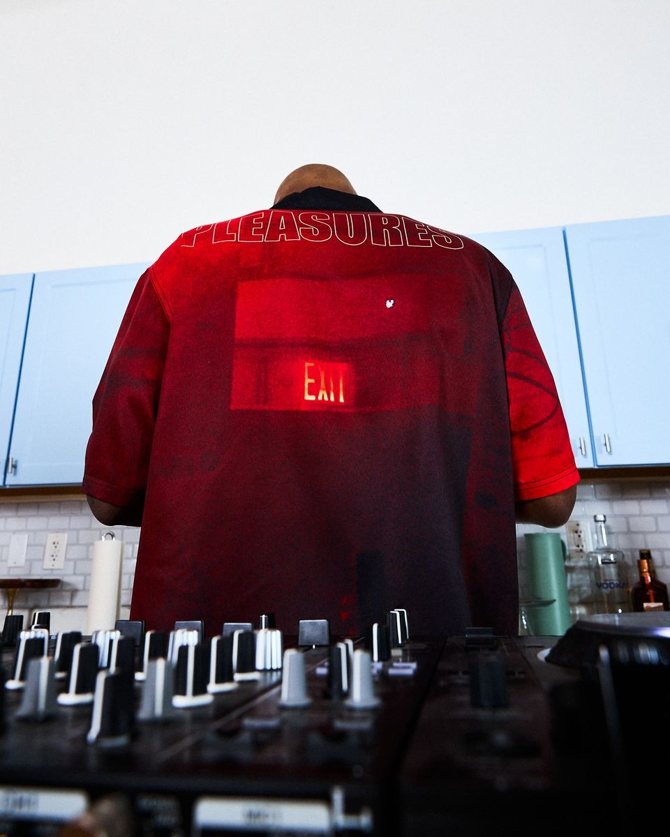 ��PLEASURES/�ץ쥸�㡼����BOILER ROOM��VENUE BUTTON UP Ⱦµ����� / RED