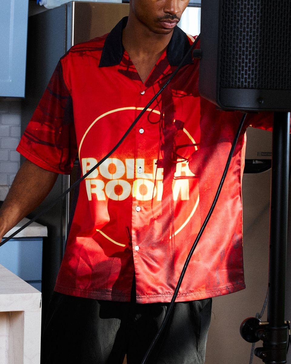 ��PLEASURES/�ץ쥸�㡼����BOILER ROOM��VENUE BUTTON UP Ⱦµ����� / RED