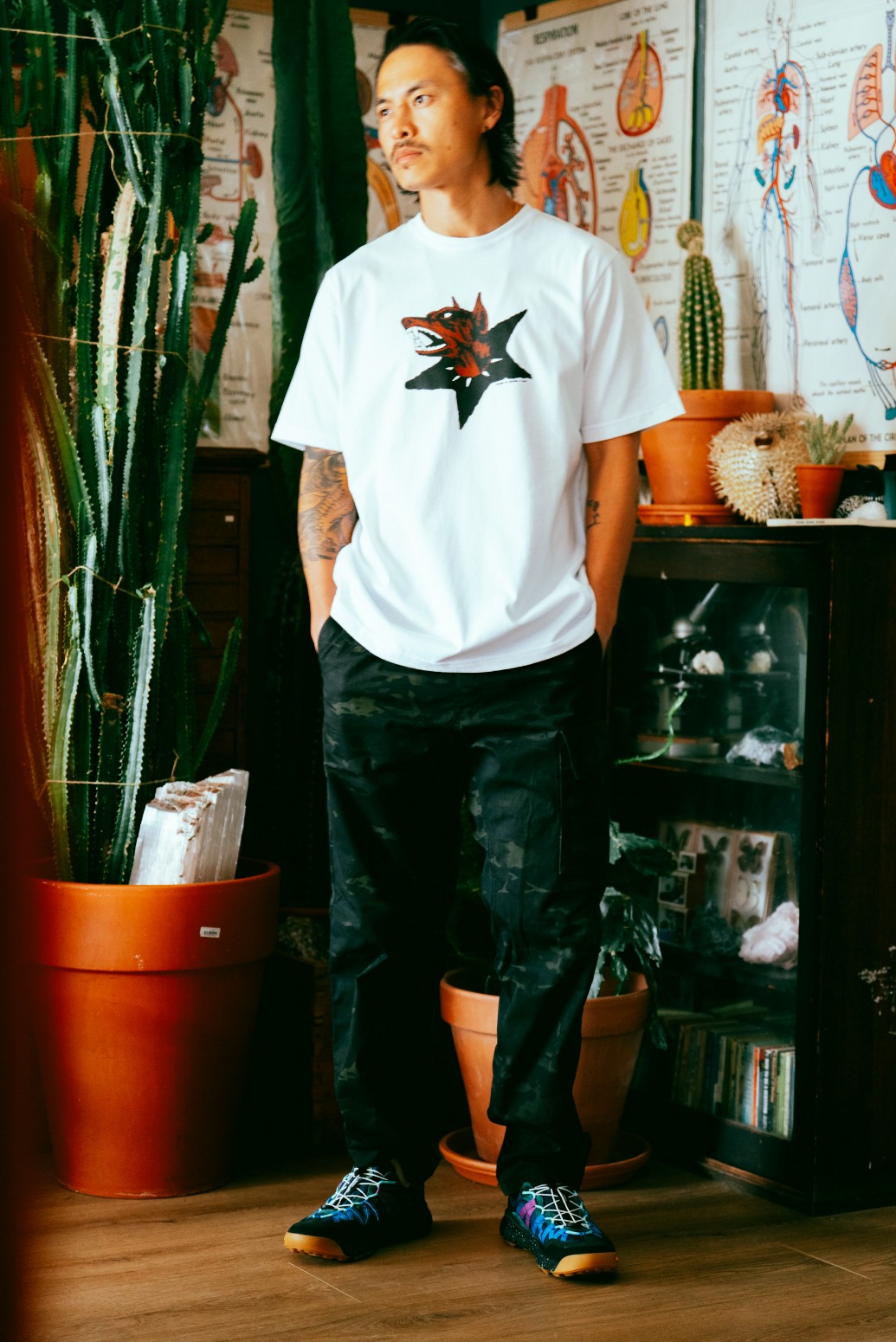 ��RAISED BY WOLVES/�쥤���ɥХ�����֥���DOG STAR TEE T����� / WHITE