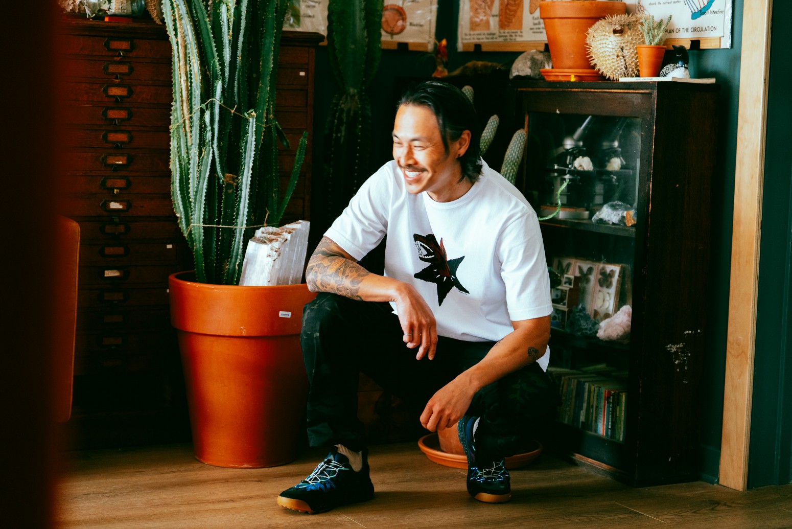 ��RAISED BY WOLVES/�쥤���ɥХ�����֥���DOG STAR TEE T����� / WHITE