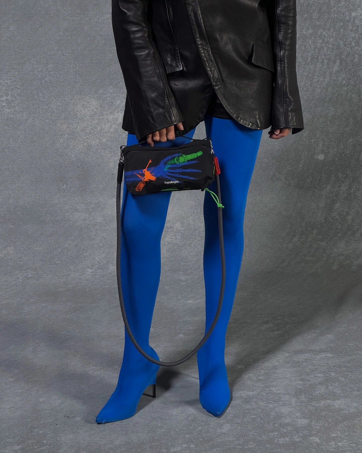 ��PLEASURES/�ץ쥸�㡼����TOPOLOGIE��TOPOLOGIE SACOCHE MEDIUM �Хå� / BLACK