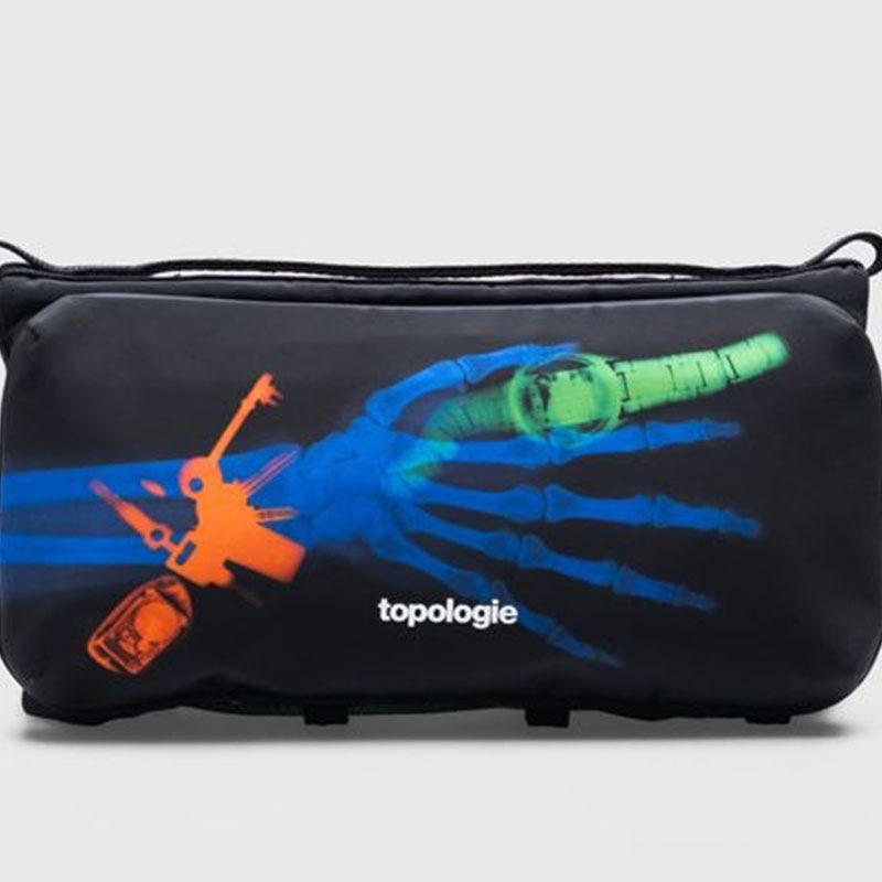 ��PLEASURES/�ץ쥸�㡼����TOPOLOGIE��TOPOLOGIE SACOCHE MEDIUM �Хå� / BLACK