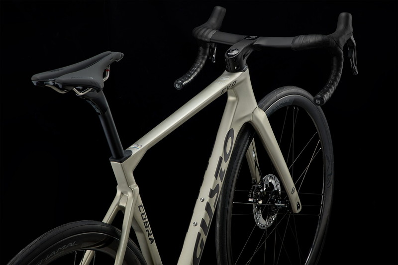 GUSTO グスト COBRA EVO DB SPORT TE コブラエヴォ ディスク スポーツ 105 Di2　オリジナルカーボンホイール　 完成車 日本正規品　