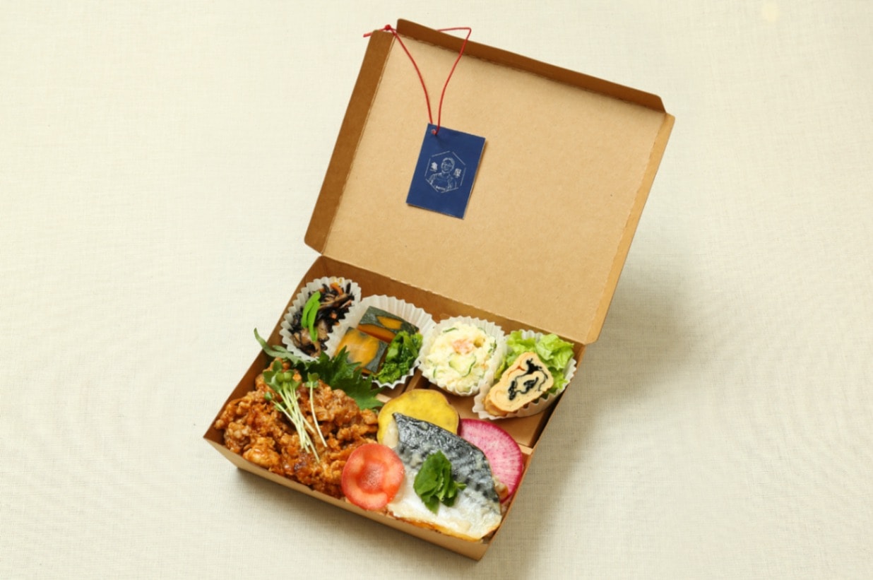 b-4　Bento亀屋　2種盛り弁当(肉・魚)