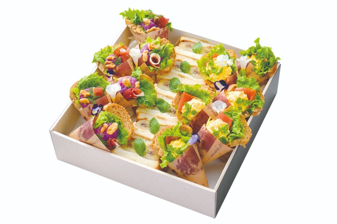 08.花束仕立てのブーケサンド２種＆フルーツサンドイッチ