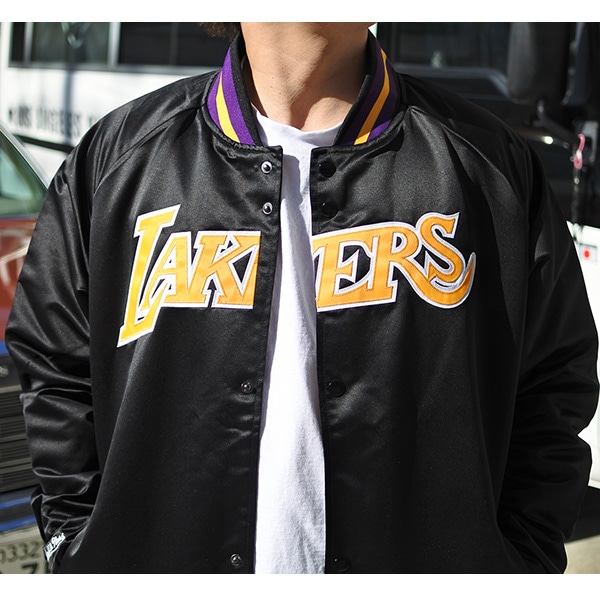 希少　NBA Lakers レイカーズ ブルゾン スタジャン　ジャケット XL レイカーズ スタジャン メンズ ジャケット Mitchell & Ness 刺繍