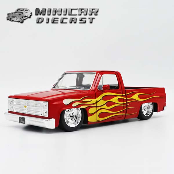 シボレー　サバーバン　ミニカー　アメリカ　ファイヤーパターン 1/24 箱入り ミニカー 1985 CHEVROLET C10 レッド イエロー フレームス