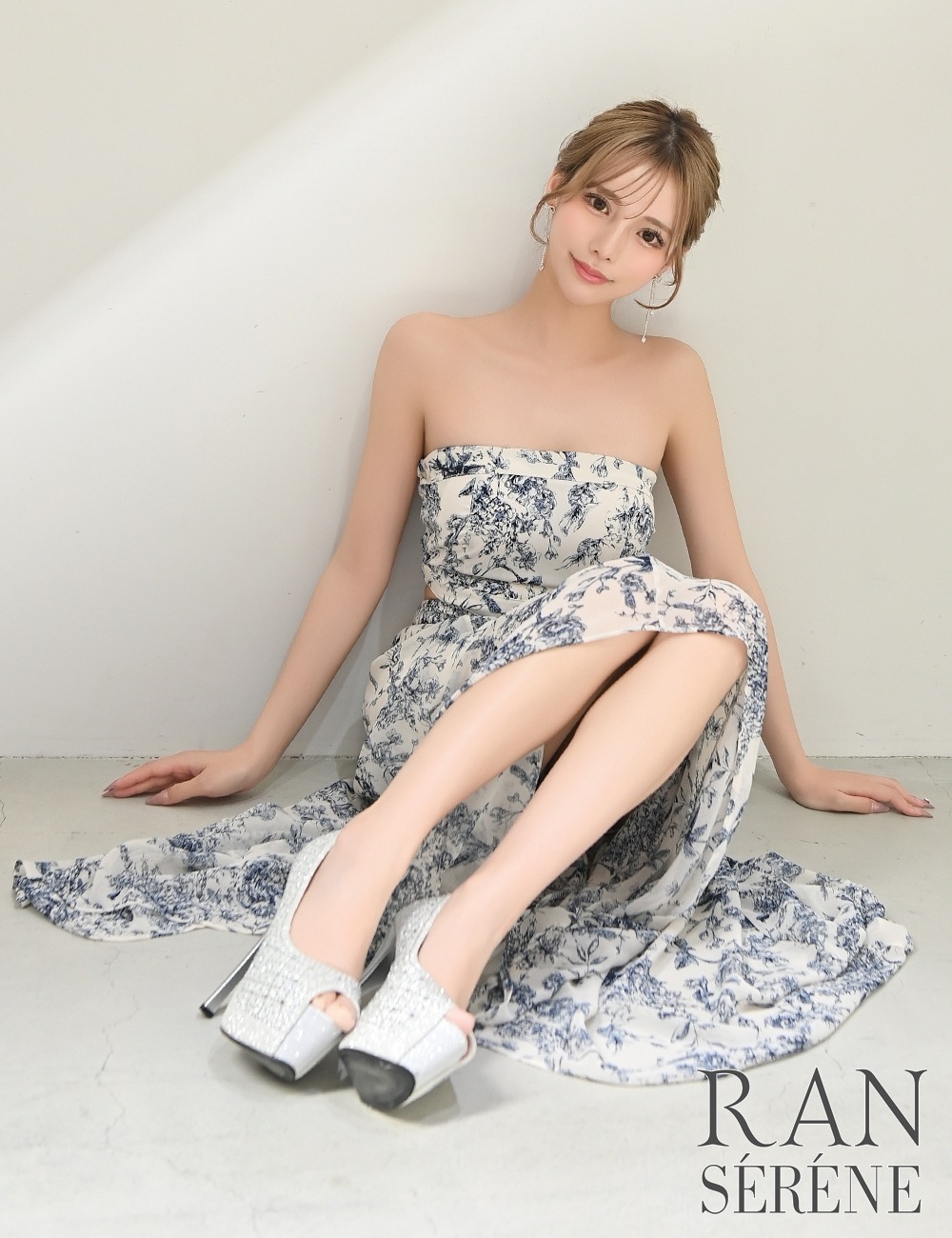 [即納][instock]【RAN SERENE】ロング/ドレス/ワンピース/ホワイト/ブルー/ベア/フレア/サイドカットアウト/柄/ボタニカル