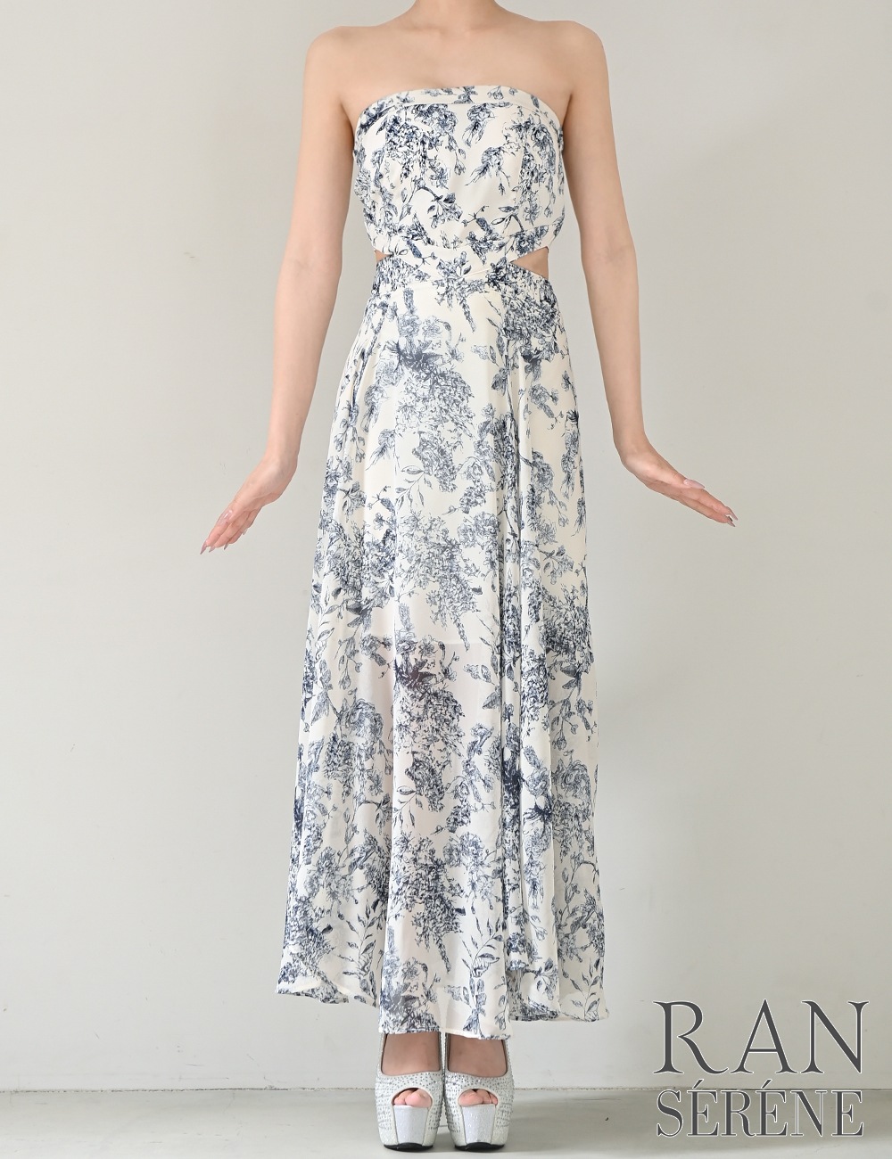 [即納][instock]【RAN SERENE】ロング/ドレス/ワンピース/ホワイト/ブルー/ベア/フレア/サイドカットアウト/柄/ボタニカル