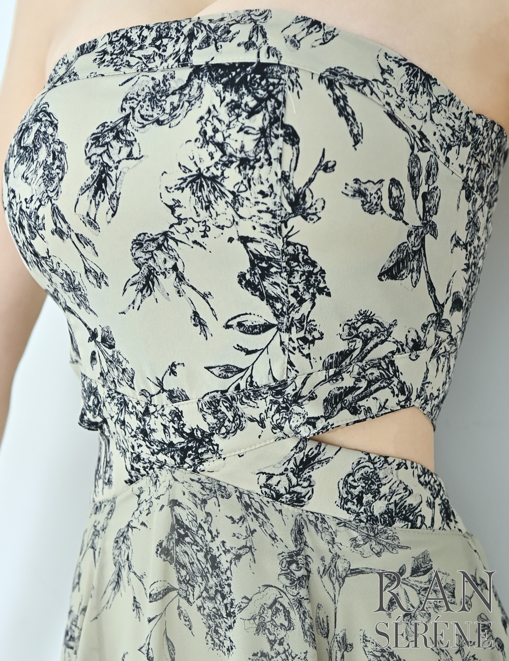 [Sのみ即納][instock]【RAN SERENE】ロング/ドレス/ワンピース/ベージュ/ベア/フレア/サイドカットアウト/柄/ボタニカル