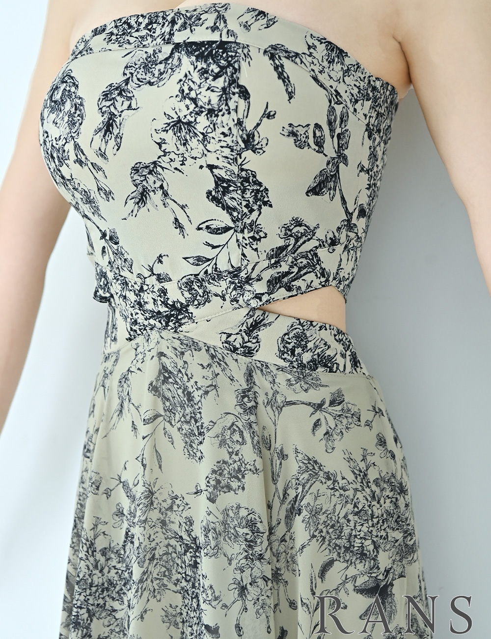 [Mのみ即納][instock]【RANS】ロング/ドレス/ワンピース/ベージュ/ベア/フレア/サイドカットアウト/柄/ボタニカル
