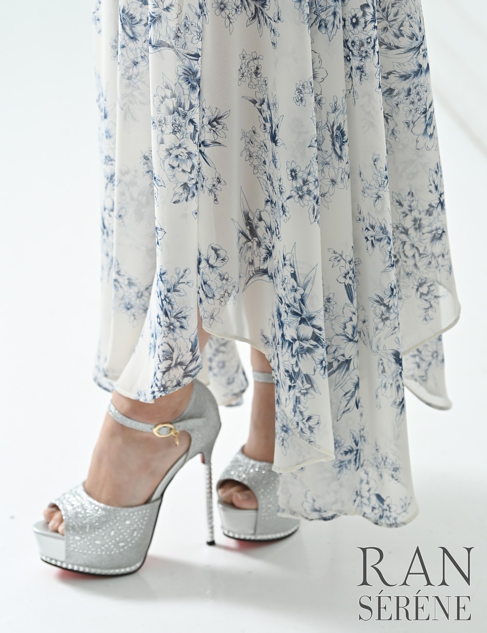 [即納][instock]【RAN SERENE】ロング/ドレス/ホワイト/ホルターネック/フレア/サイドカットアウト/柄/花柄
