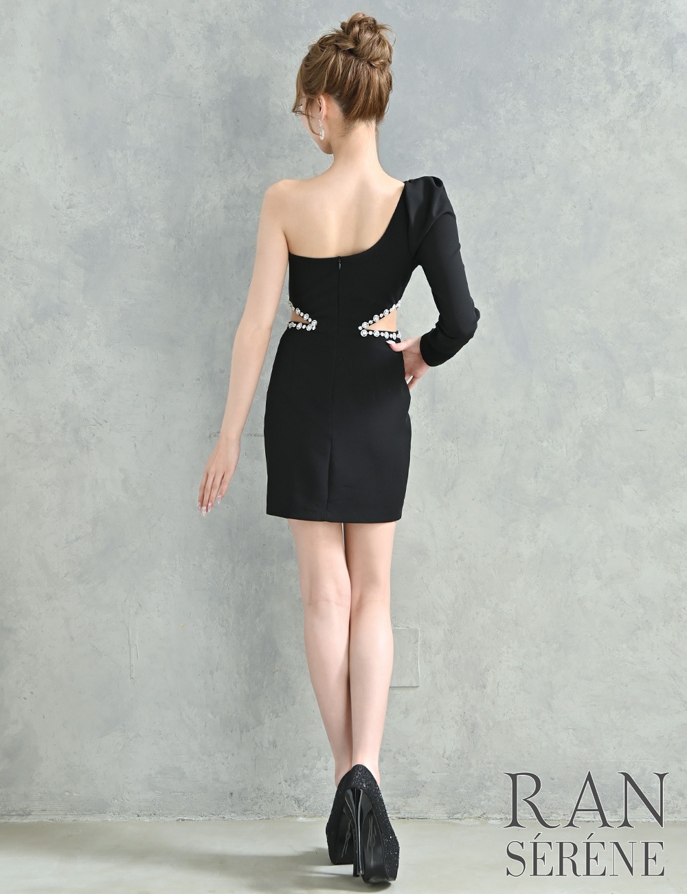 [即納][instock]【RAN SERENE】ミニ/ドレス/ワンピース/ブラック/ワンショル/袖あり/長袖/タイト/カットアウト/ビジュー