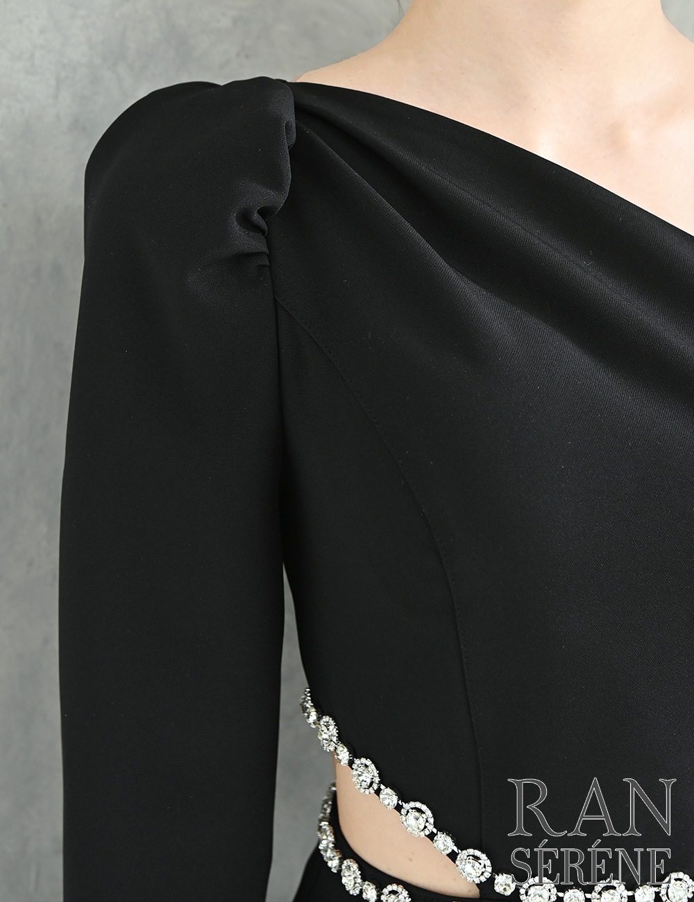 [即納][instock]【RAN SERENE】ミニ/ドレス/ワンピース/ブラック/ワンショル/袖あり/長袖/タイト/カットアウト/ビジュー