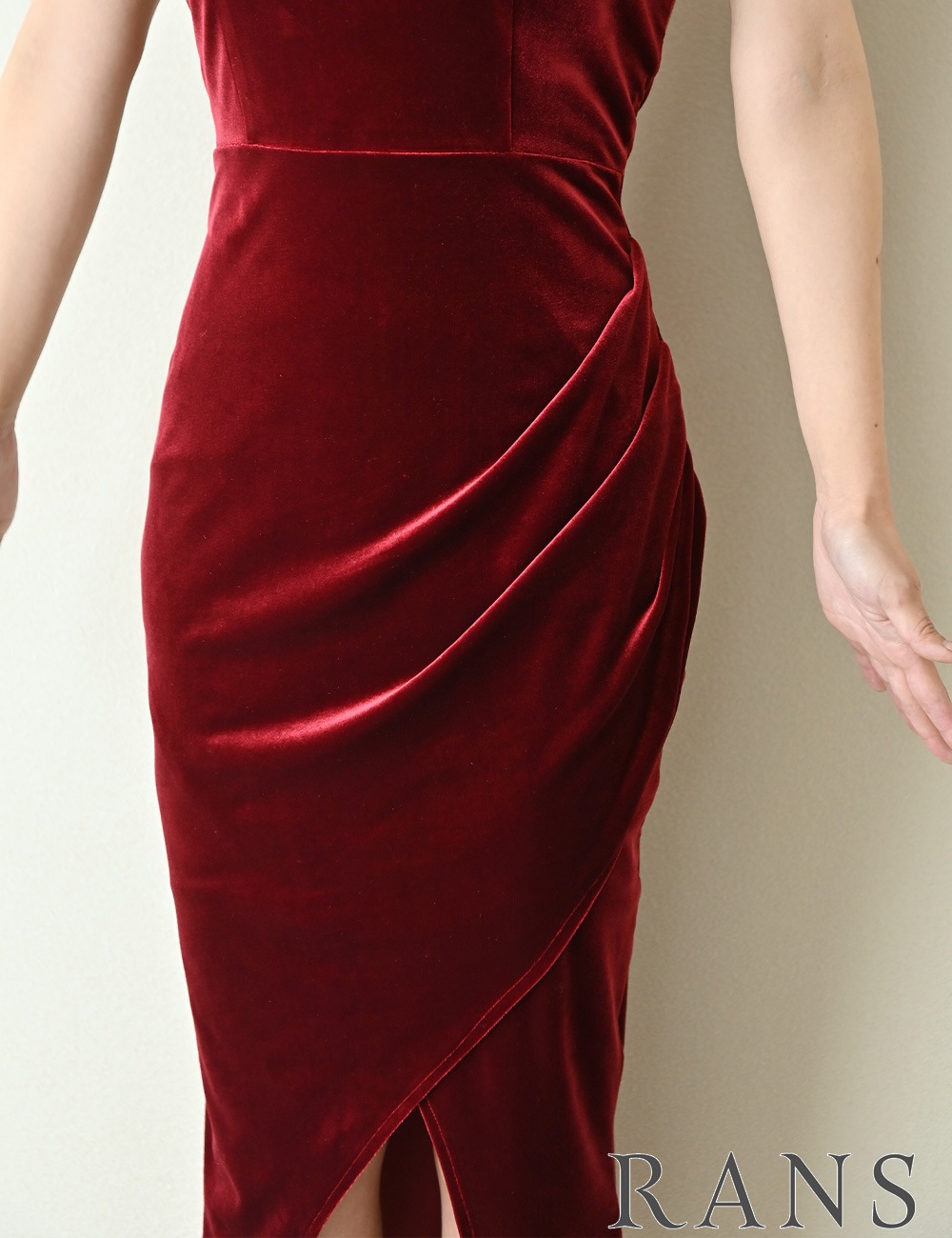 [Mのみ即納][instock]【RANS】丈長/ドレス/ワンピース/レッド/キャミ/チェーン/ドレープ/タイト/スリット/ベロア