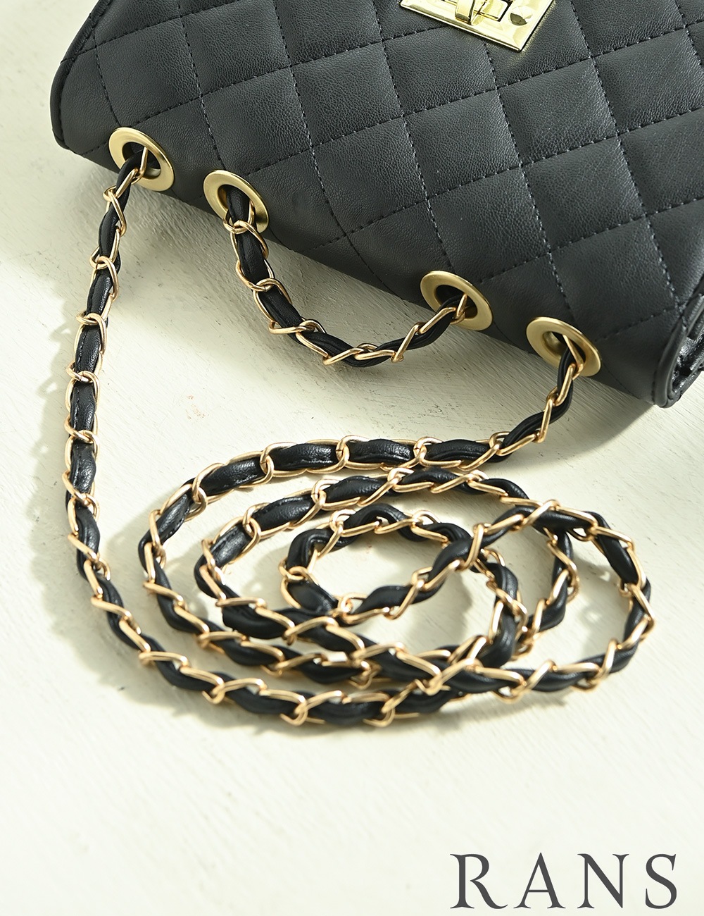 バッグ/ショルダーバッグ/ブラック/ツイストロック/チェーン/キルティング