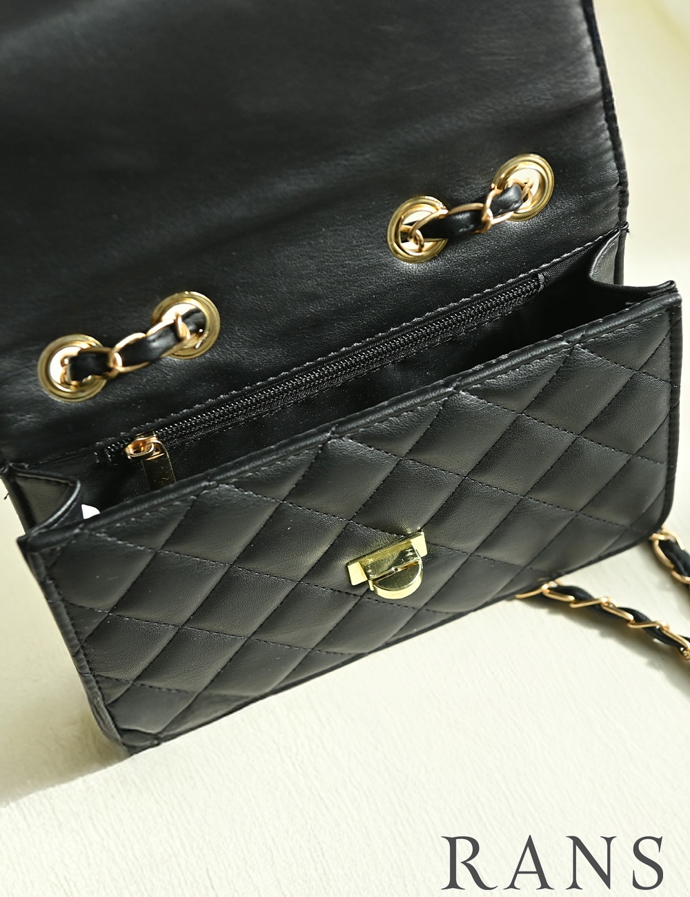 バッグ/ショルダーバッグ/ブラック/ツイストロック/チェーン/キルティング