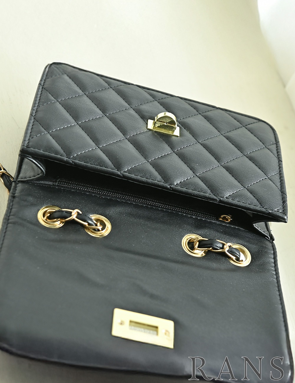 バッグ/ショルダーバッグ/ブラック/ツイストロック/チェーン/キルティング