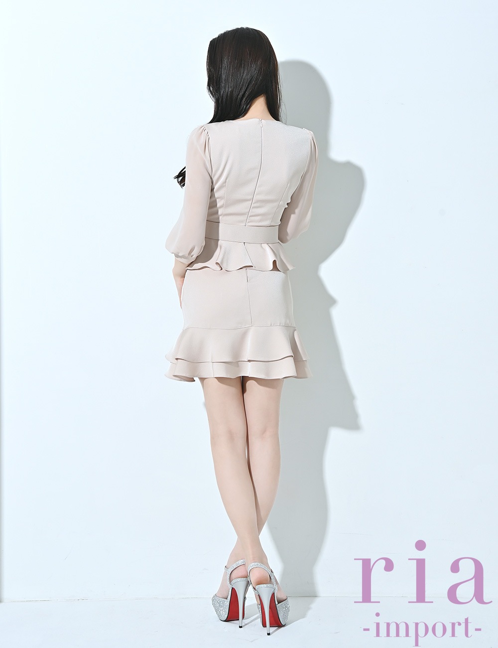 ria】ミニ/ドレス/ワンピース/ベージュ/ベルト付き/袖あり/ペプラム/七