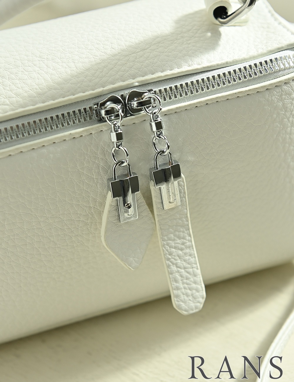 バッグ/ハンドバッグ/ショルダーバッグ/ホワイト/ダブルファスナー/ボックス/チャーム