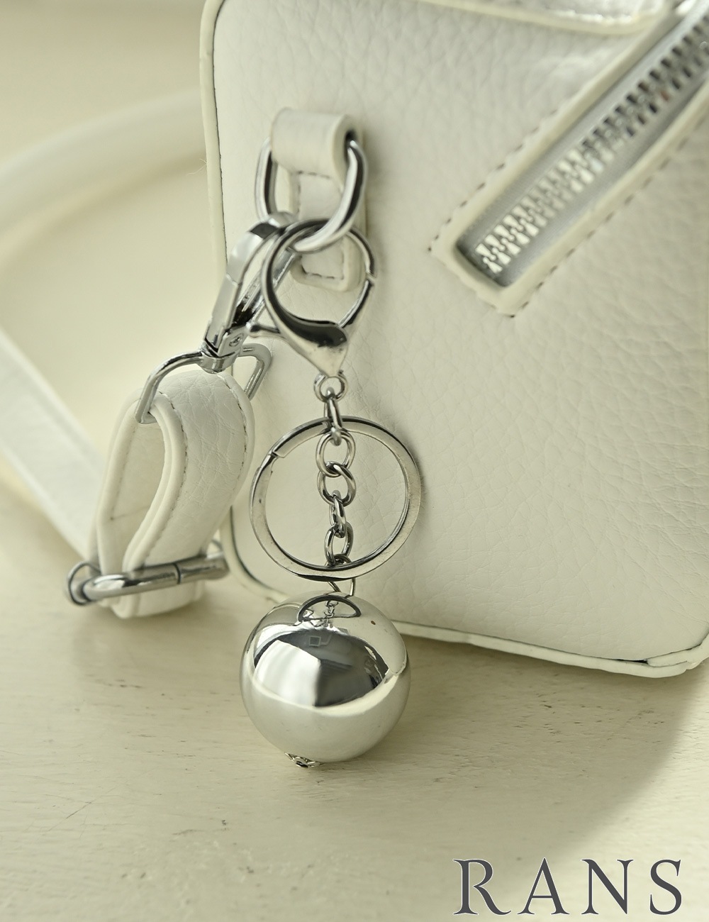 バッグ/ハンドバッグ/ショルダーバッグ/ホワイト/ダブルファスナー/ボックス/チャーム