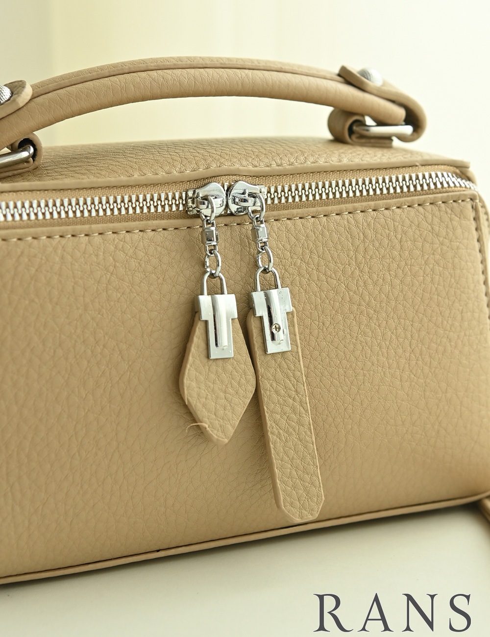 バッグ/ハンドバッグ/ショルダーバッグ/ベージュ/ダブルファスナー/ボックス/チャーム