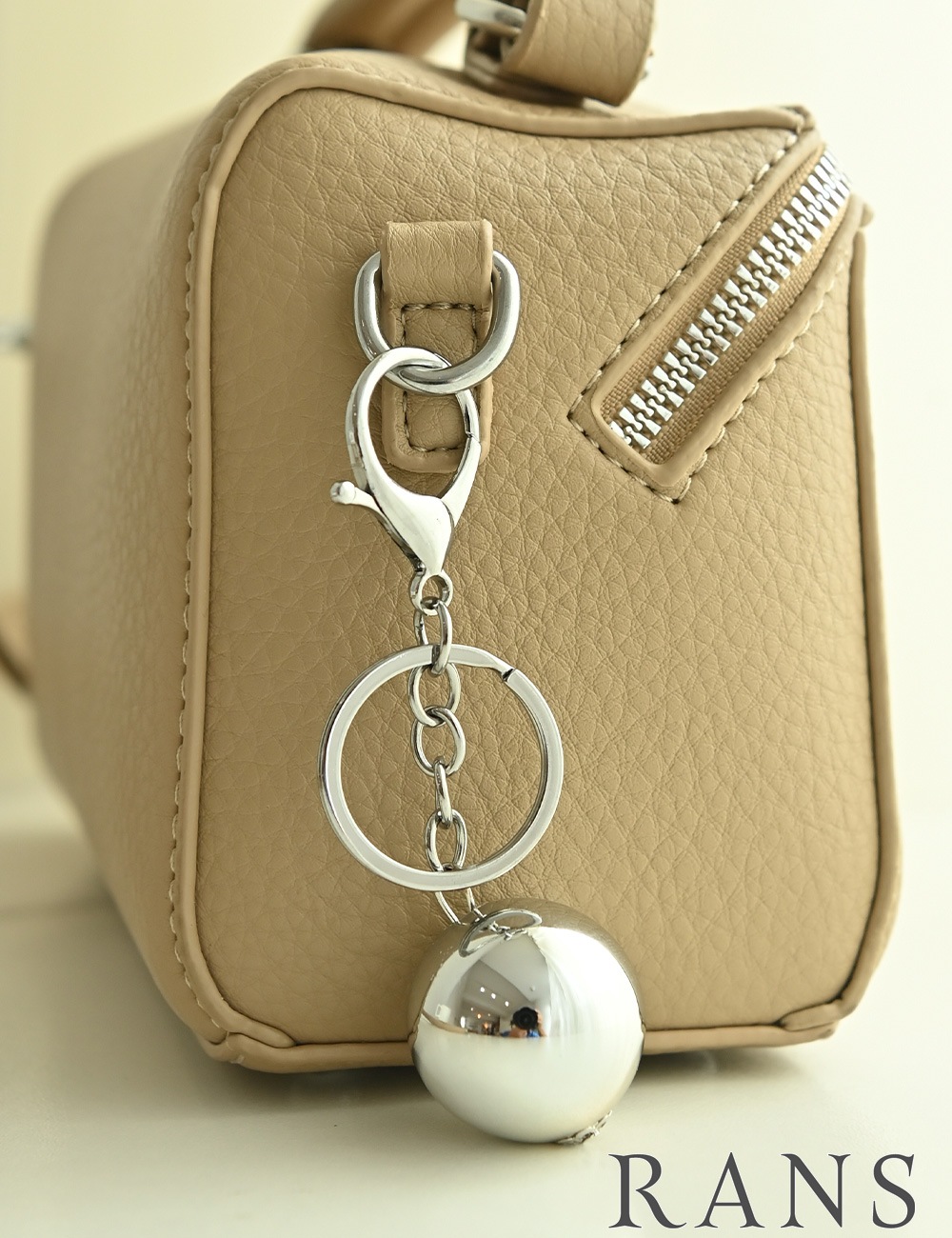 バッグ/ハンドバッグ/ショルダーバッグ/ベージュ/ダブルファスナー/ボックス/チャーム