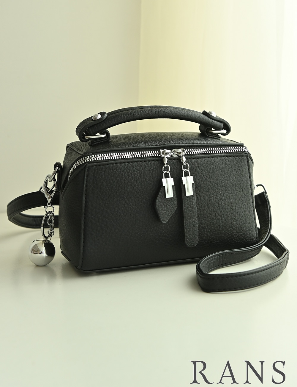 バッグ/ハンドバッグ/ショルダーバッグ/ブラック/ダブルファスナー/ボックス/チャーム