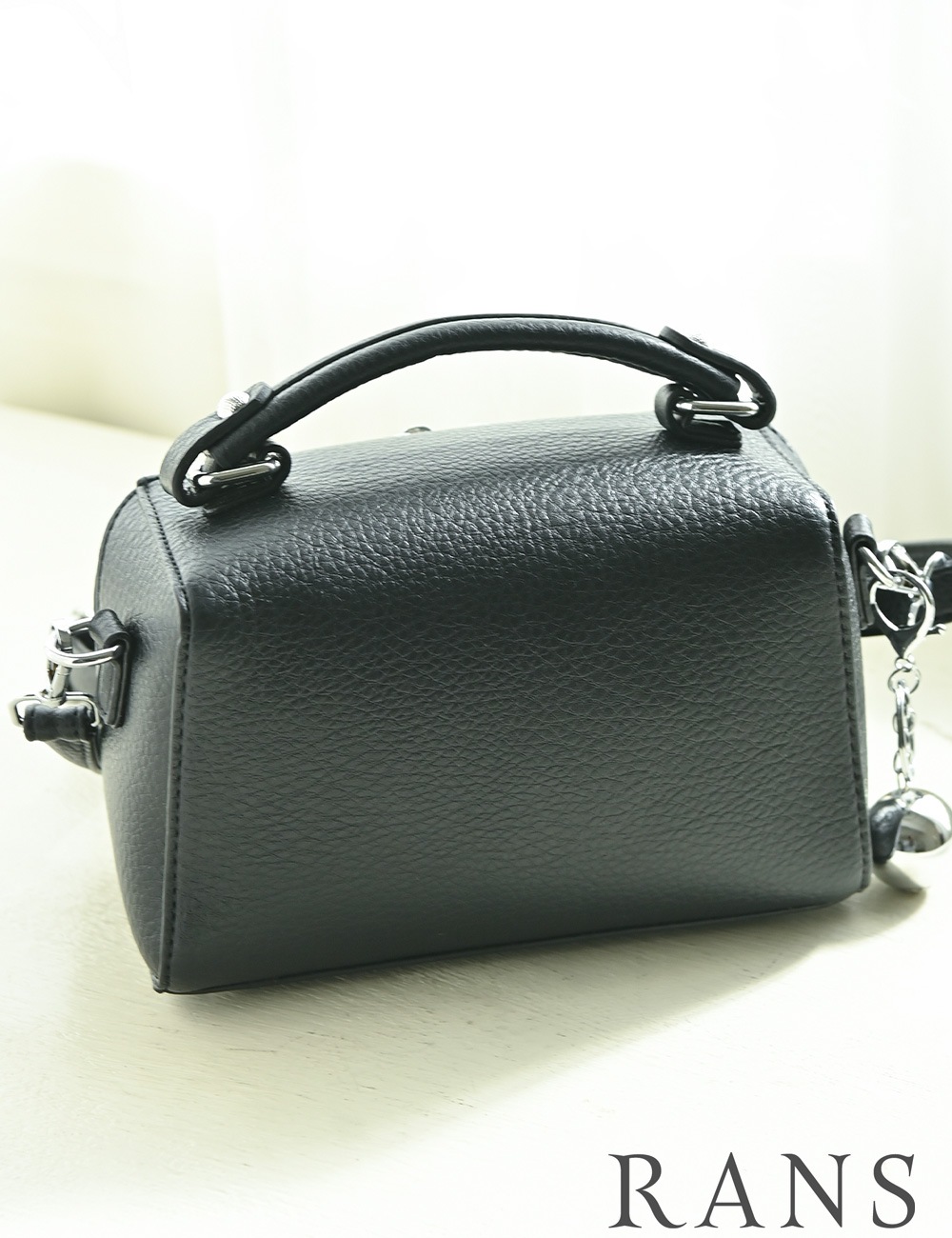 バッグ/ハンドバッグ/ショルダーバッグ/ブラック/ダブルファスナー/ボックス/チャーム