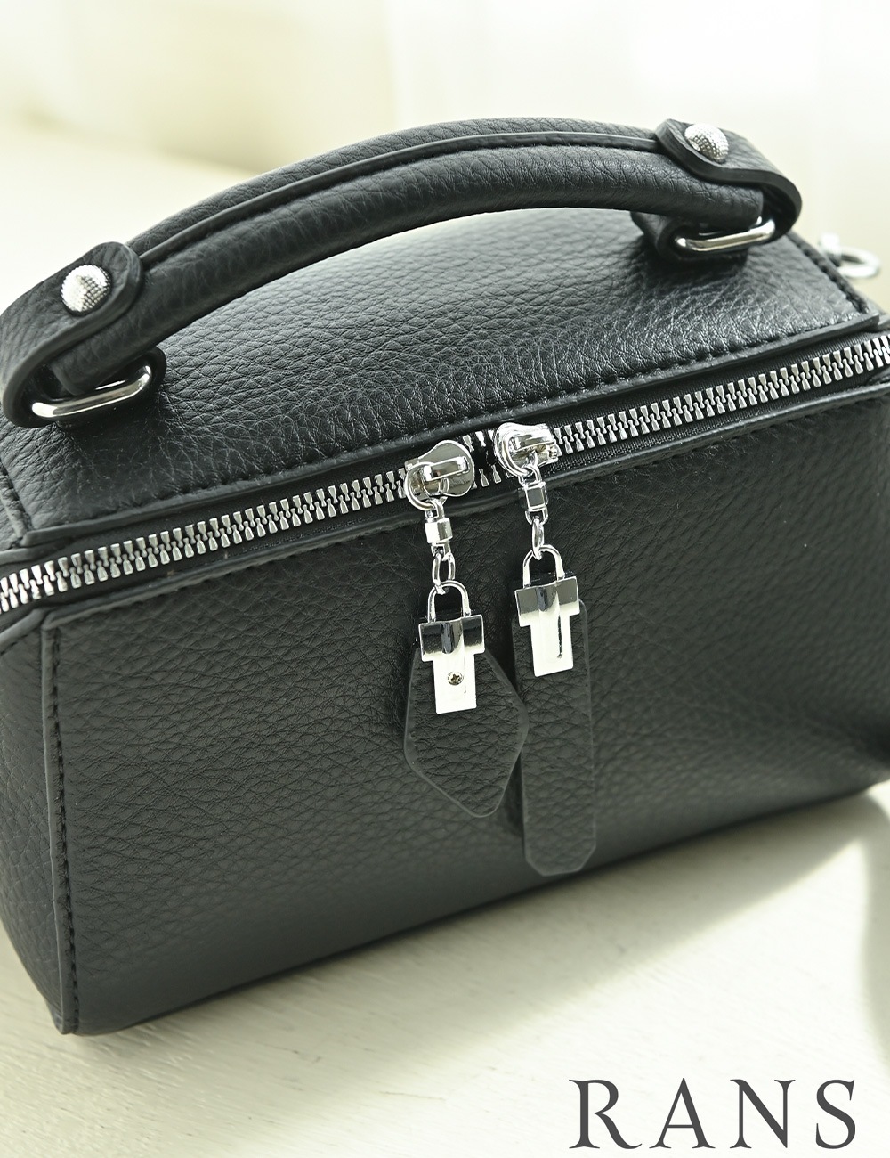 バッグ/ハンドバッグ/ショルダーバッグ/ブラック/ダブルファスナー/ボックス/チャーム