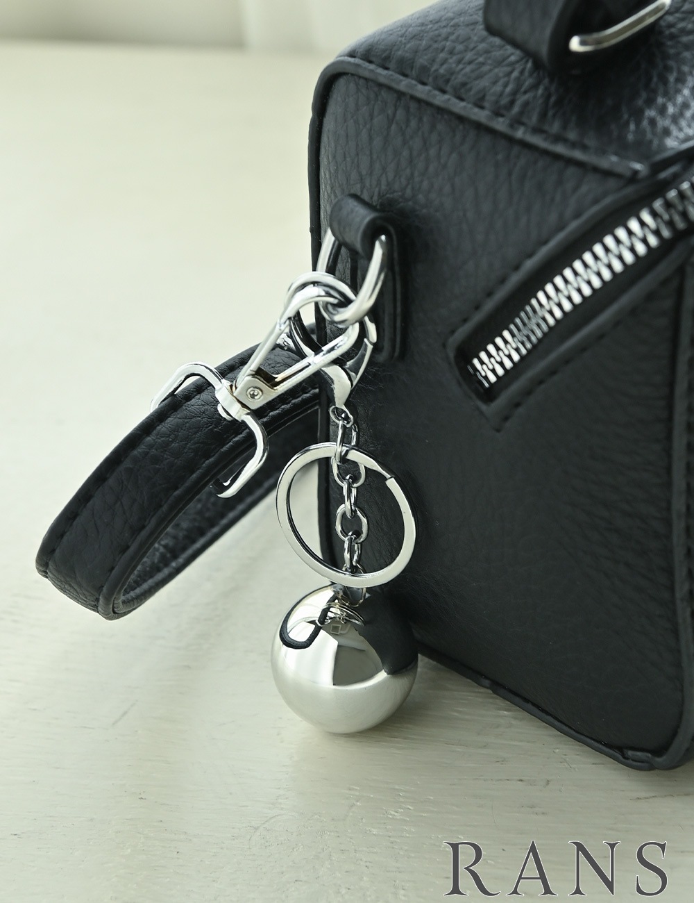 バッグ/ハンドバッグ/ショルダーバッグ/ブラック/ダブルファスナー/ボックス/チャーム