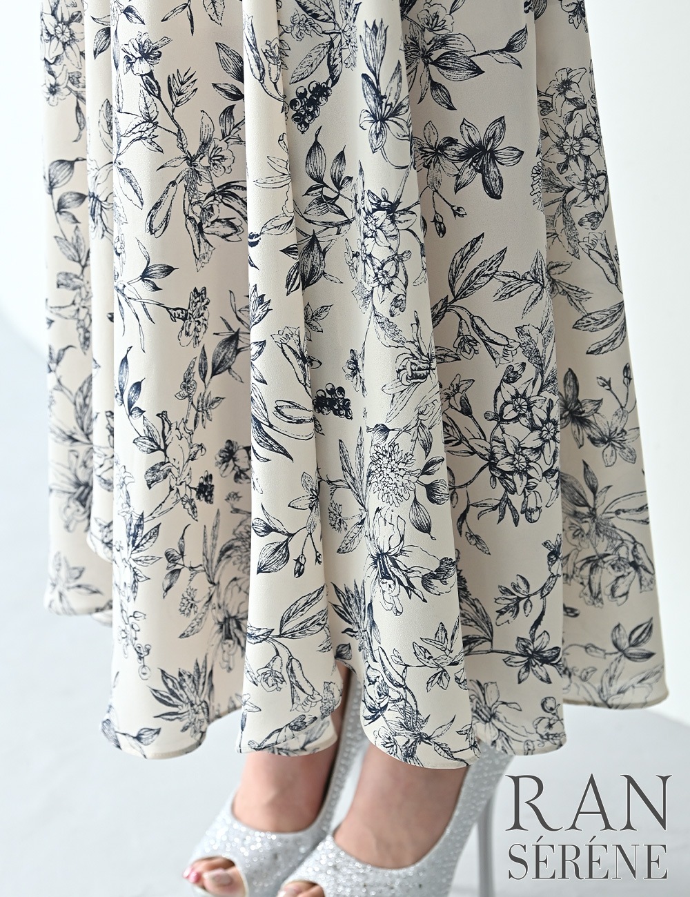 [即納][instock]【RAN SERENE】ロング/ドレス/ネイビー/アメスリ/フレア/サイドカットアウト/柄/花柄