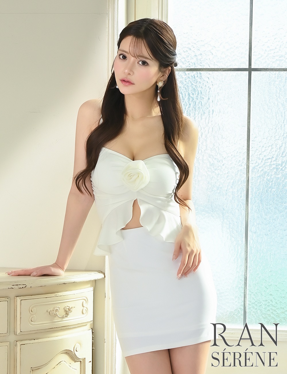 [Mのみ即納][instock]【RAN SERENE】ミニ/ドレス/ワンピース/ホワイト/キャミ/タイト/カットアウト/コサージュ/ローズ