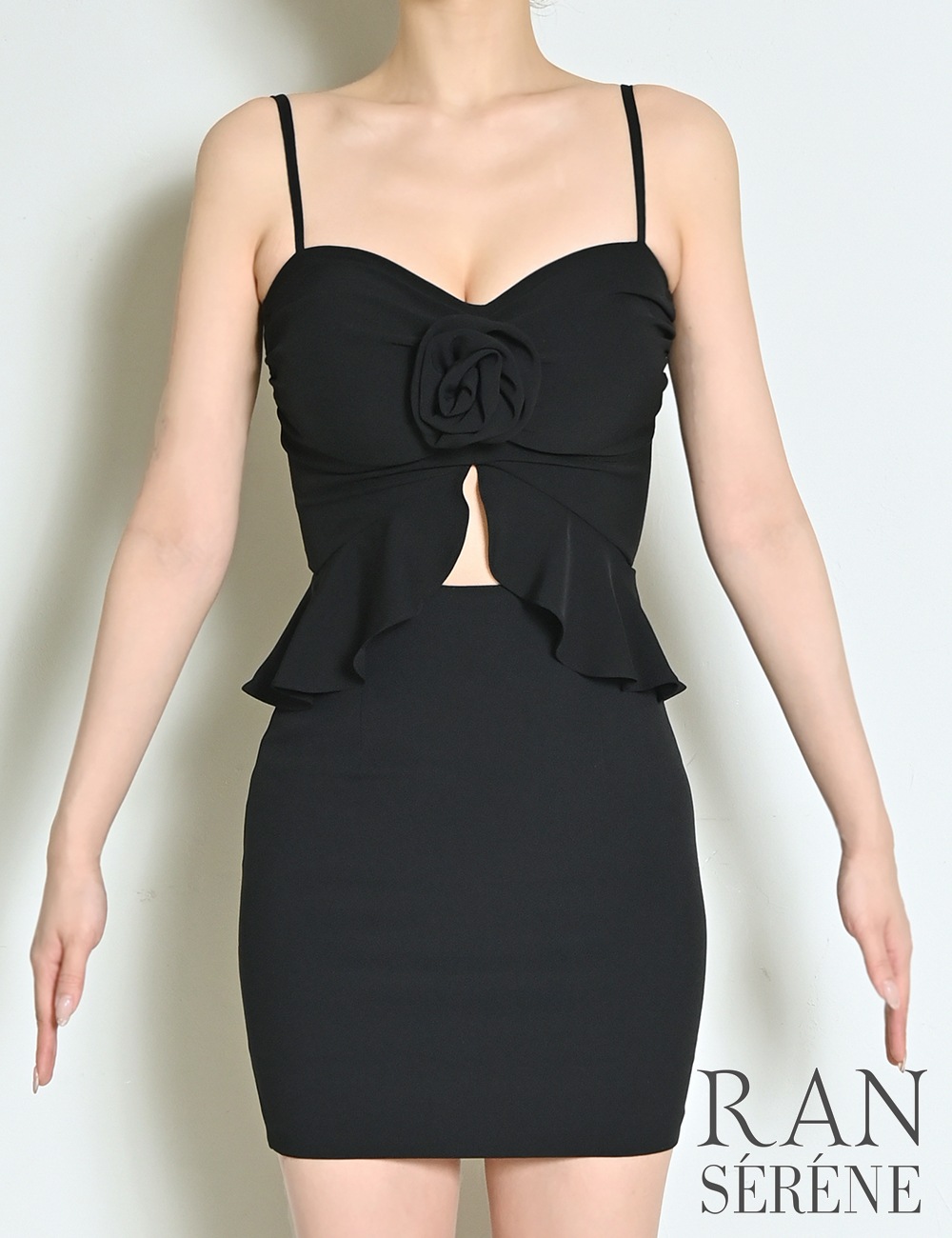 [即納][instock]【RAN SERENE】ミニ/ドレス/ワンピース/ブラック/キャミ/タイト/カットアウト/コサージュ/ローズ