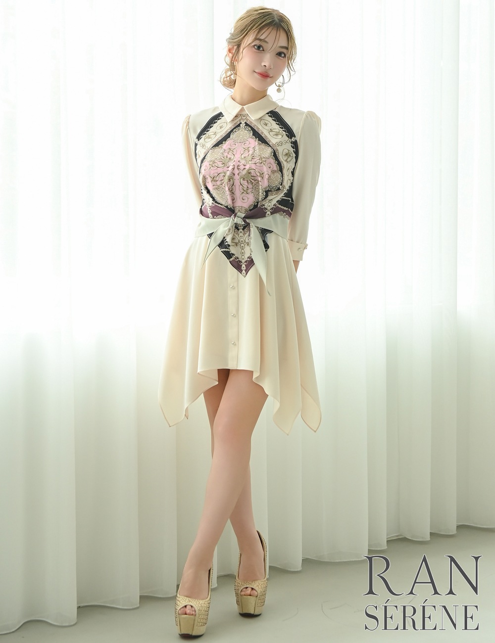 [予約商品]【RAN SERENE】ミニ/ドレス/ワンピース/ベージュ/襟付き/袖あり/七分袖/フレア/柄/スカーフ