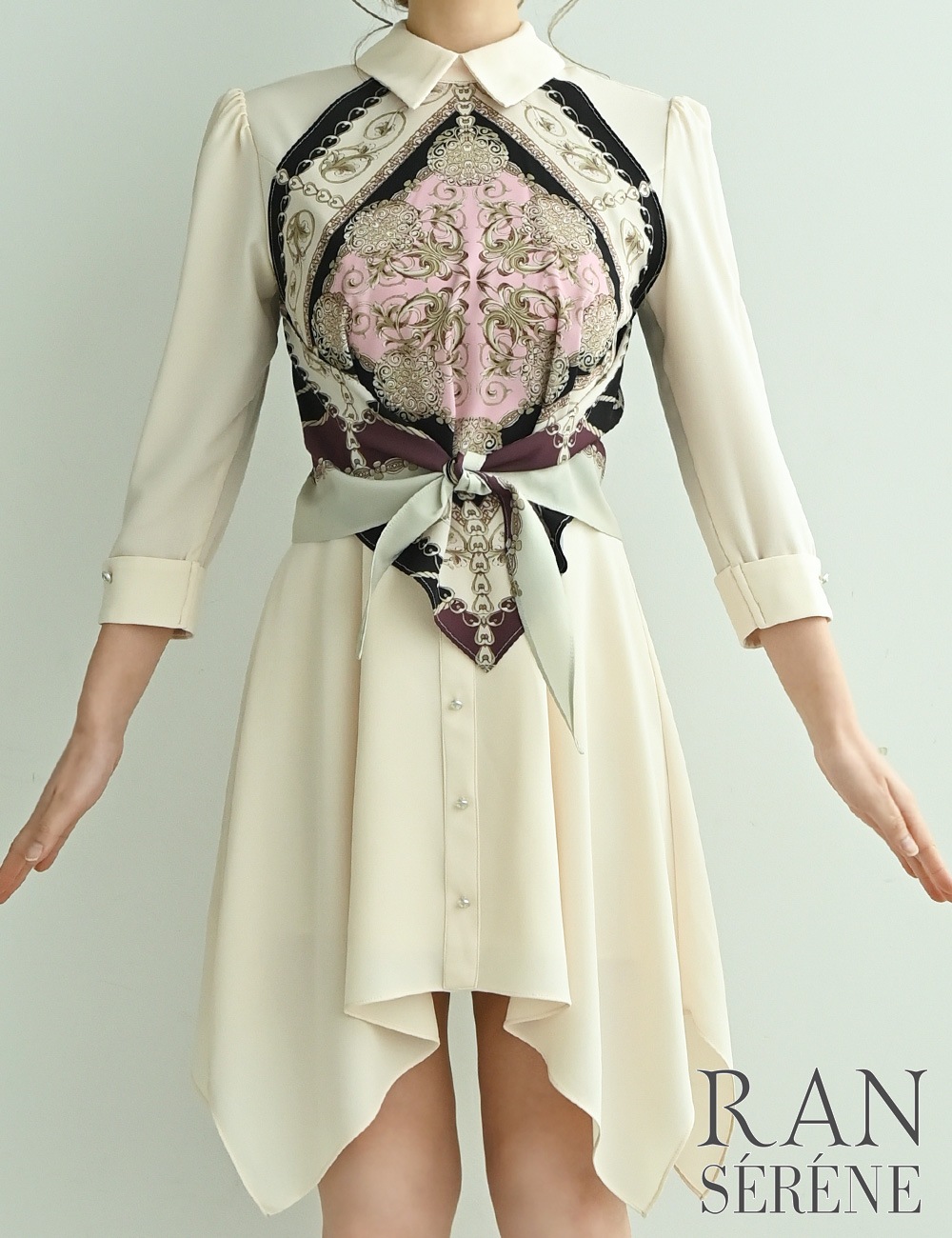 [予約商品]【RAN SERENE】ミニ/ドレス/ワンピース/ベージュ/襟付き/袖あり/七分袖/フレア/柄/スカーフ