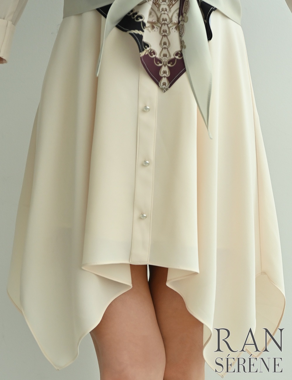 [予約商品]【RAN SERENE】ミニ/ドレス/ワンピース/ベージュ/襟付き/袖あり/七分袖/フレア/柄/スカーフ