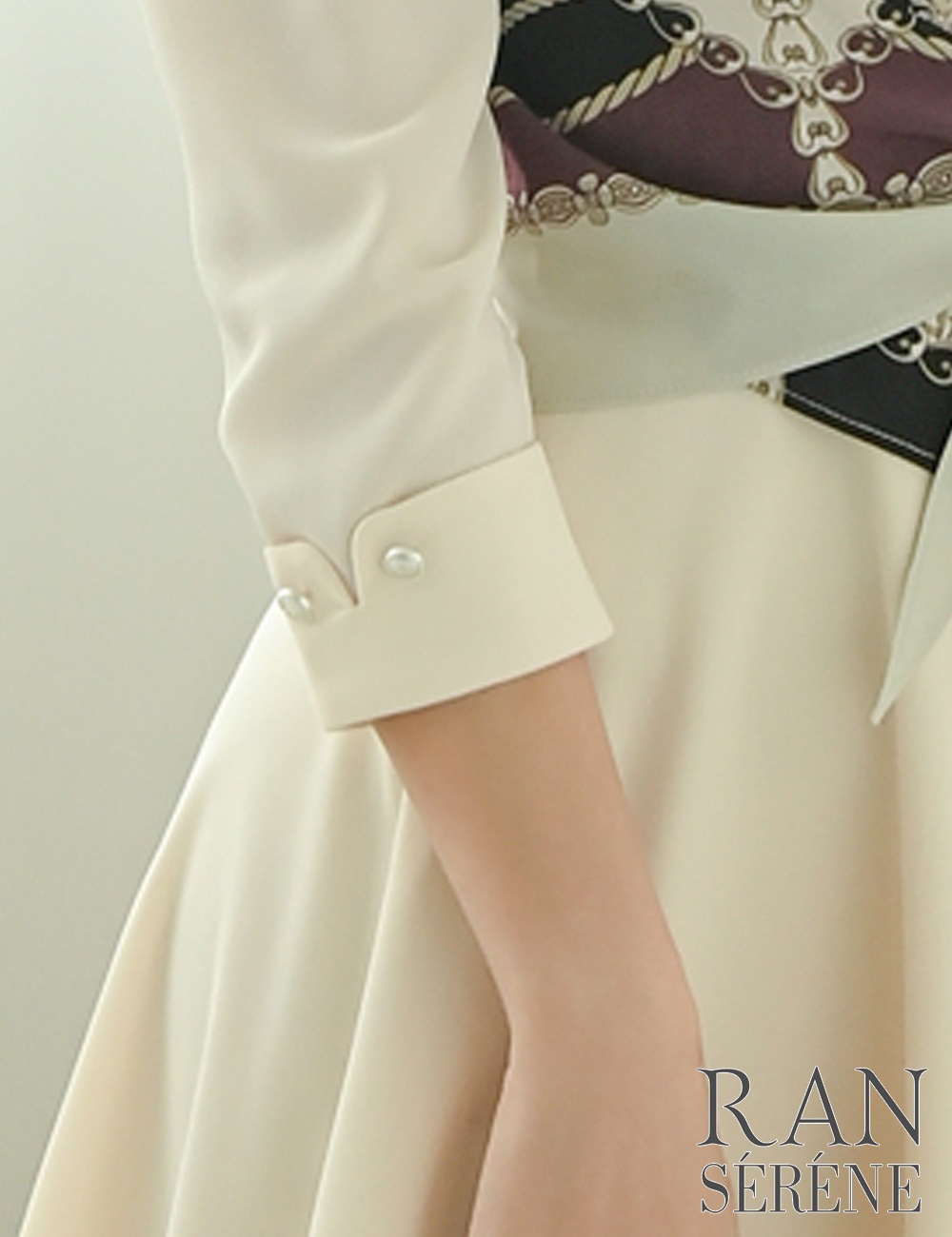 [予約商品]【RAN SERENE】ミニ/ドレス/ワンピース/ベージュ/襟付き/袖あり/七分袖/フレア/柄/スカーフ