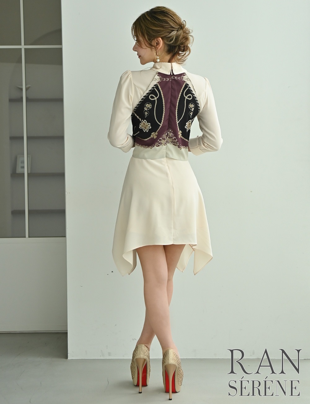 [予約商品]【RAN SERENE】ミニ/ドレス/ワンピース/ベージュ/襟付き/袖あり/七分袖/フレア/柄/スカーフ