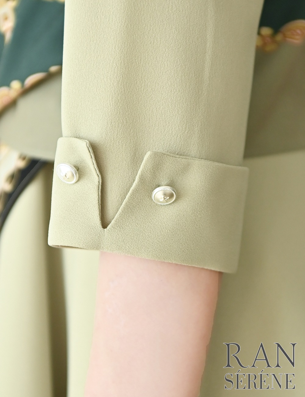 [予約商品]【RAN SERENE】ミニ/ドレス/ワンピース/グリーン/襟付き/袖あり/七分袖/フレア/柄/スカーフ