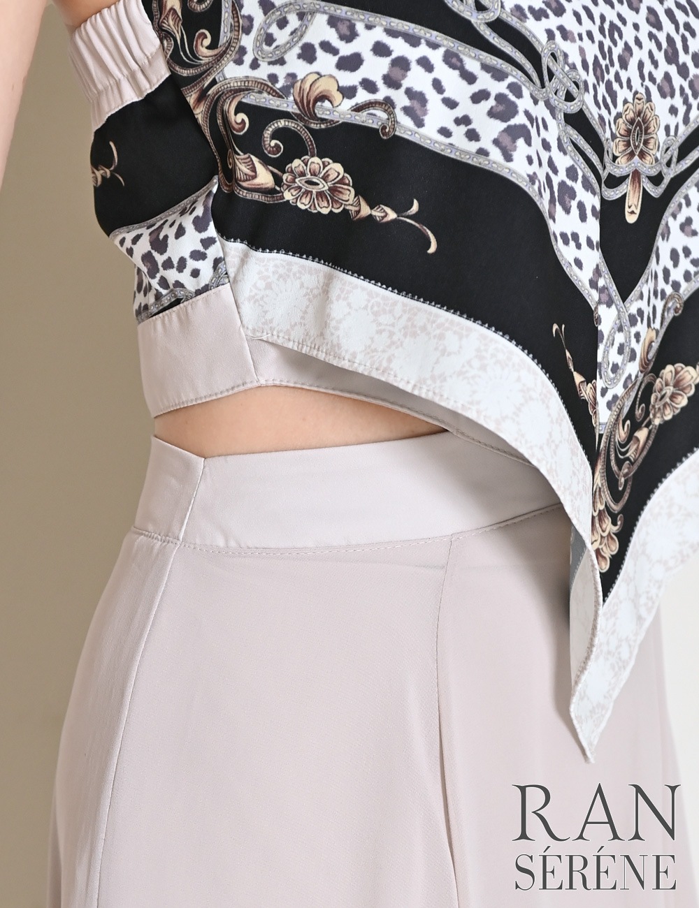 [予約商品]【RAN SERENE】ロング/ドレス/ワンピース/ベージュ/ベア/フレア/サイドカットアウト/柄/スカーフ