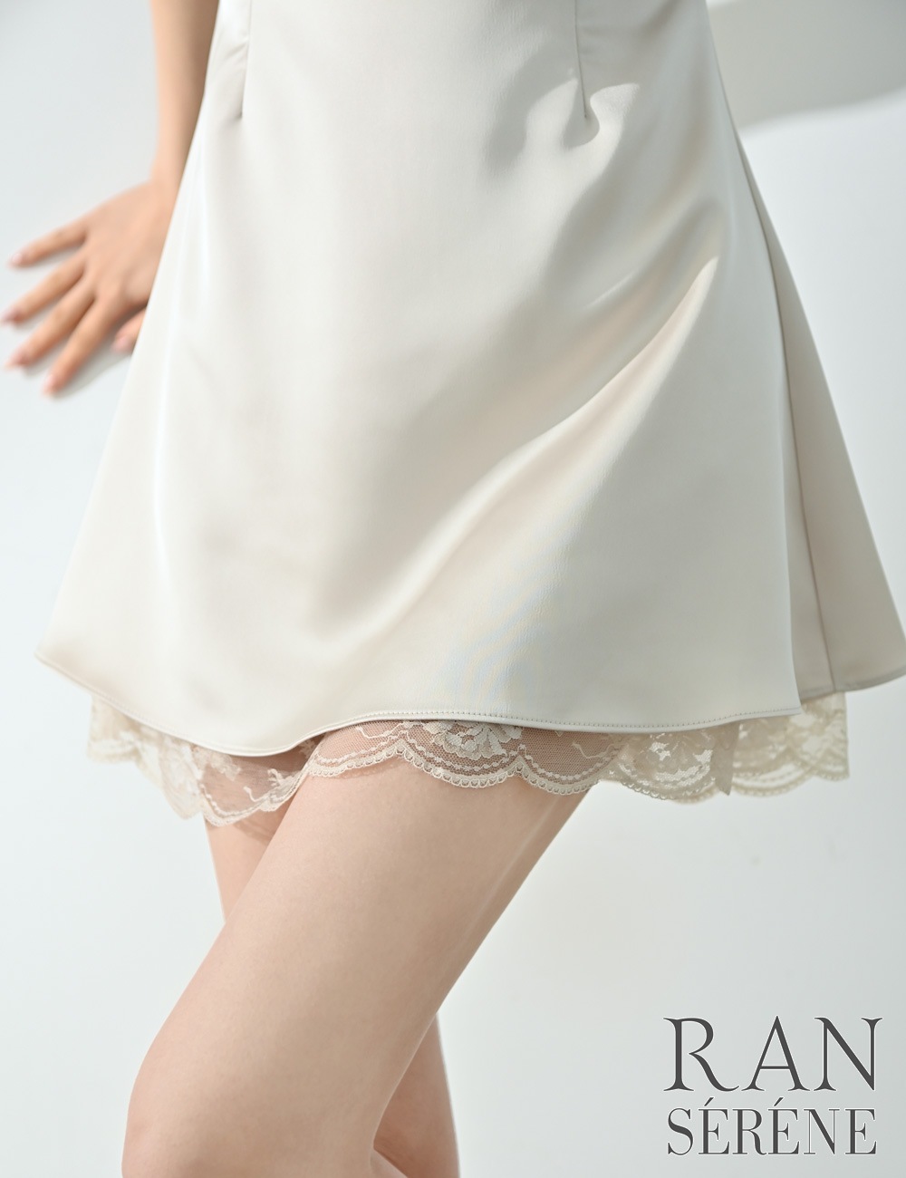 [即納][instock]【RAN SERENE】ミニ/ドレス/ワンピース/ベージュ/アイボリー/キャミ/フレア/ビジュー/サテン/レース