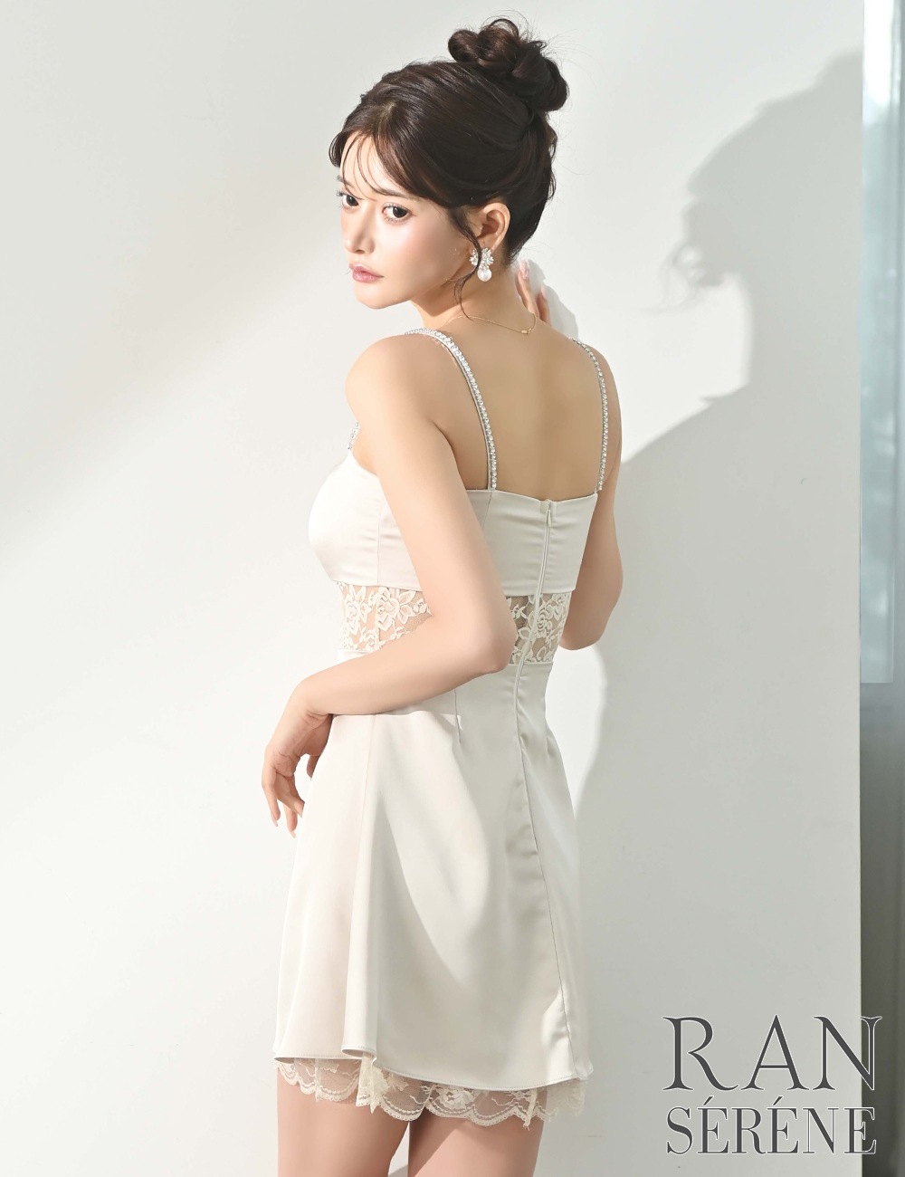 [即納][instock]【RAN SERENE】ミニ/ドレス/ワンピース/ベージュ/アイボリー/キャミ/フレア/ビジュー/サテン/レース