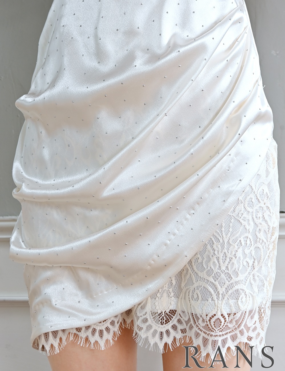 [Mのみ即納][instock]【RANS】ミニ/ドレス/ワンピース/ベア/タイト/ホワイト/レース/サテン/スタッズ