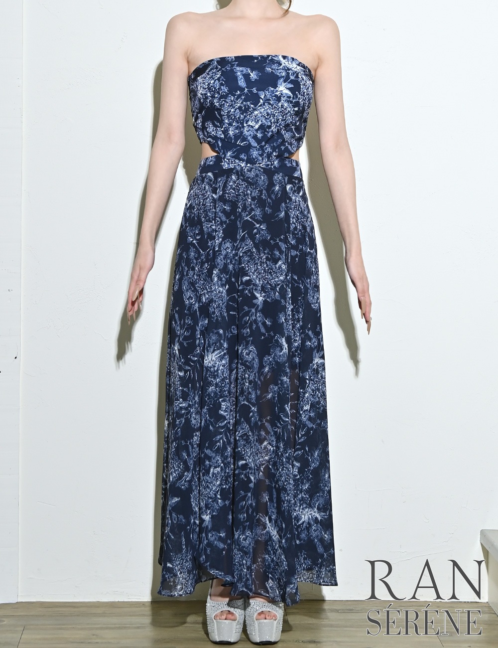 [即納][instock]【RAN SERENE】ロング/ドレス/ワンピース/ネイビー/ベア/フレア/サイドカットアウト/柄/ボタニカル