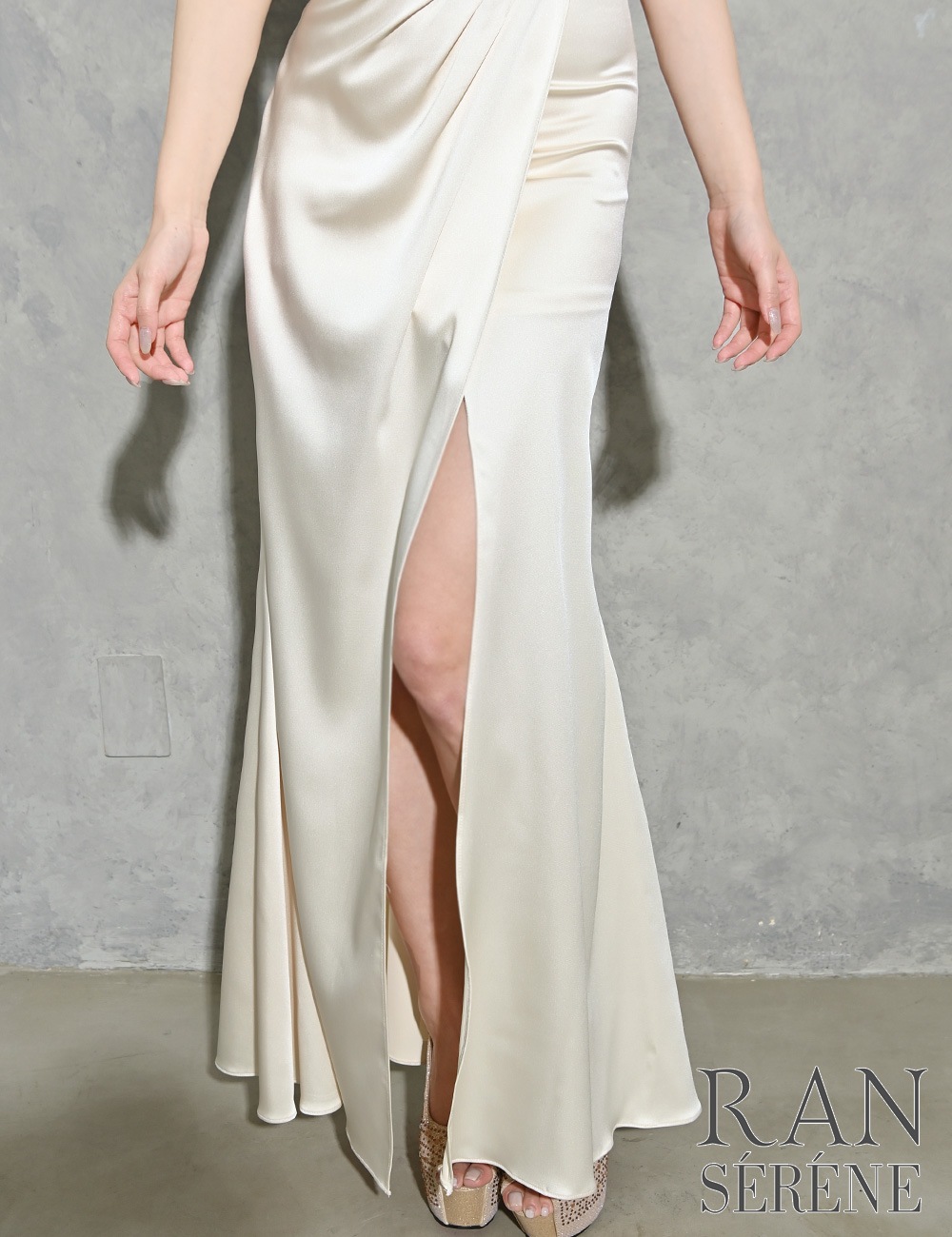 [Sのみ即納][instock]【RAN SERENE】ロング/ドレス/ワンピース/アイボリー/ホルターネック/タイト/サテン/スリット