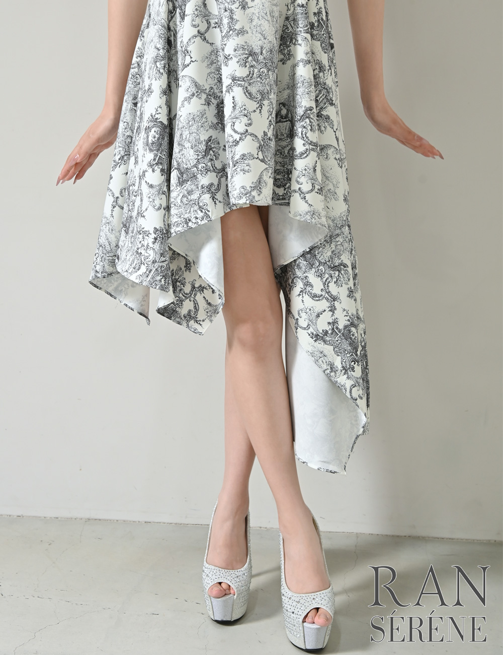 [Sのみ即納][instock]【RAN SERENE】丈長/ミニ/ドレス/ワンピース/ブラック/アメスリ/フレア/アシンメトリー/柄/トワルドジュイ