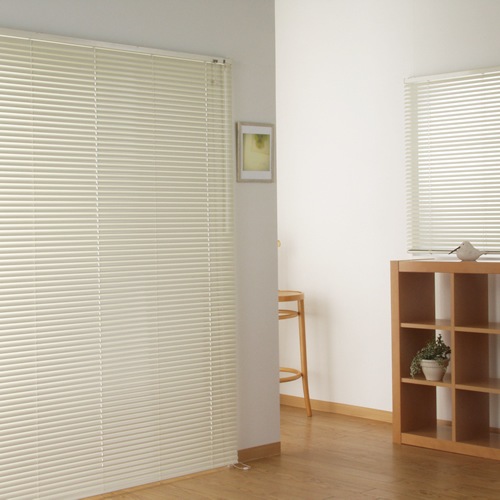 部屋に合わせやすい淡いカラーの羽幅25mmアルミブラインド 「カリーノ