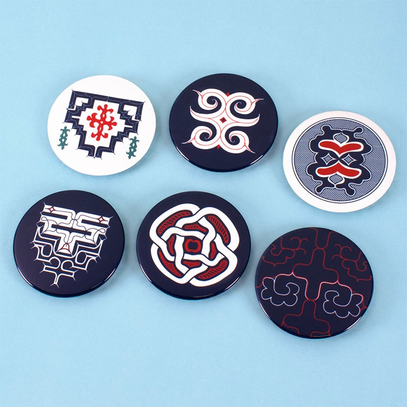 缶バッジ　アイヌ文様　ルウンぺ・紺